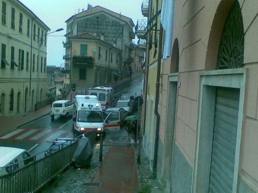 Ventimiglia: pioggia su tutto il ponente, due donne cadono nella città alta
