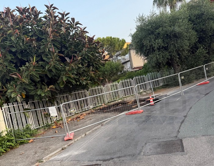 Sanremo: voragine da oltre un mese nell'asfalto di strada Solaro, un lettore "Quando verrà sistemata?"
