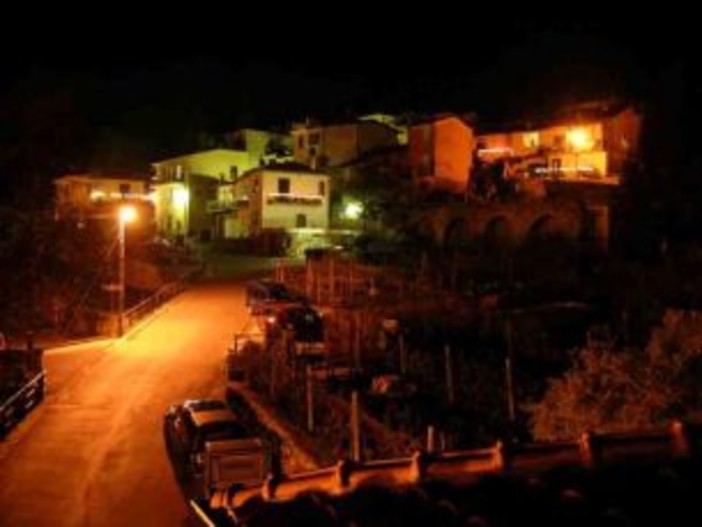 La comunità di Villa Viani prende 'pala e picco' e interviene sulla strada provinciale prima delle piogge La comunità di Villa Viani prende 'pala e picco' e interviene sulla strada provinciale prima delle piogge