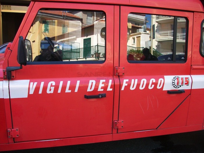 Imperia: a fuoco un canneto in strada Ciosa, sul posto vigili del fuoco e carabinieri forestali