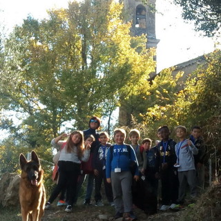 Visita nel borgo medievale di Dolceacqua per gli alunni della terza del plesso 'San Pietro' di Sanremo (Foto) Visita nel borgo medievale di Dolceacqua per gli alunni della terza del plesso 'San Pietro' di Sanremo (Foto)