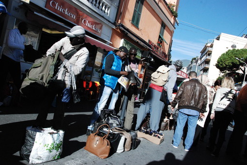 Sanremo: prosegue la discussione sui venditori abusivi in città, la risposta di Fabrizio a Nico