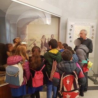 Sanremo: visita della terza 'Primaria' di Ceriana oggi alla sezione archeologica del Museo Civico (Foto)