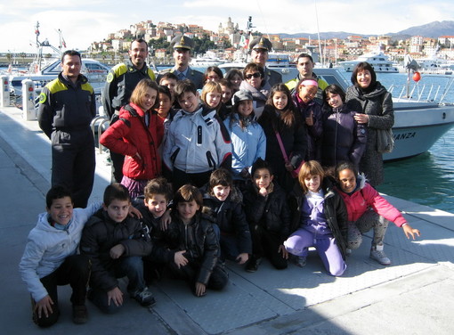 Imperia: visita della 4a Primaria della 'Boine', venerdì scorso alla Guardia di Finanza Imperia: visita della 4a Primaria della 'Boine', venerdì scorso alla Guardia di Finanza