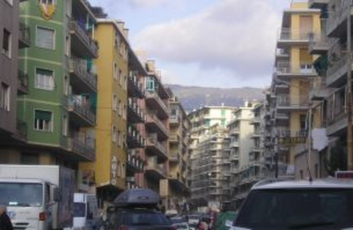 Sanremo: sacchetti e bidoni 'sbattuti' e rumori al mattino presto in via Agosti, la lamentela di una lettrice