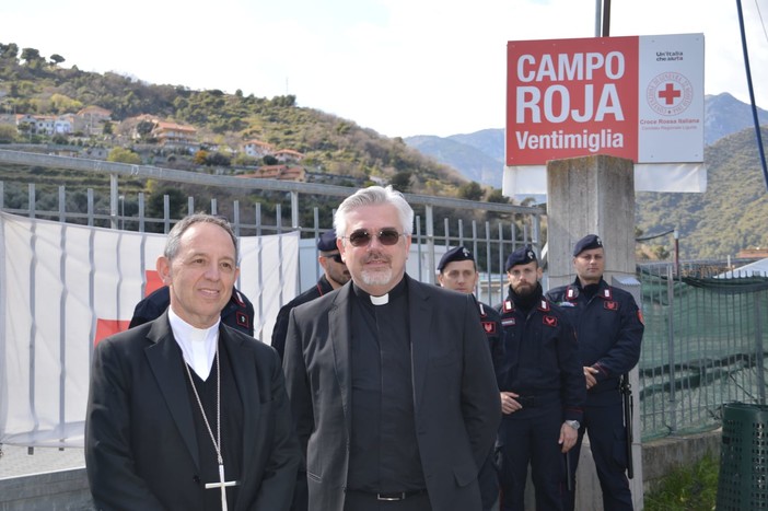 Padre Bozzi con il Vescovo Suetta all'ingresso del Campo Roya Padre Bozzi con il Vescovo Suetta all'ingresso del Campo Roya