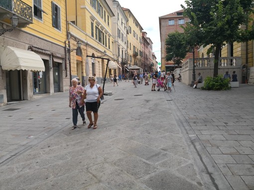 Favorevoli o contrari all'apertura al traffico? Indagine di Imperia News questa mattina in via Cascione (foto e video interviste)
