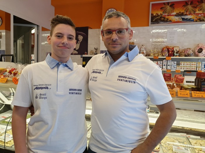 Nella foto le polo donate all'istituto di Ventimiglia. A destra, Ramon Bruno con suo figlio Viktor, del Pastificio Morena.