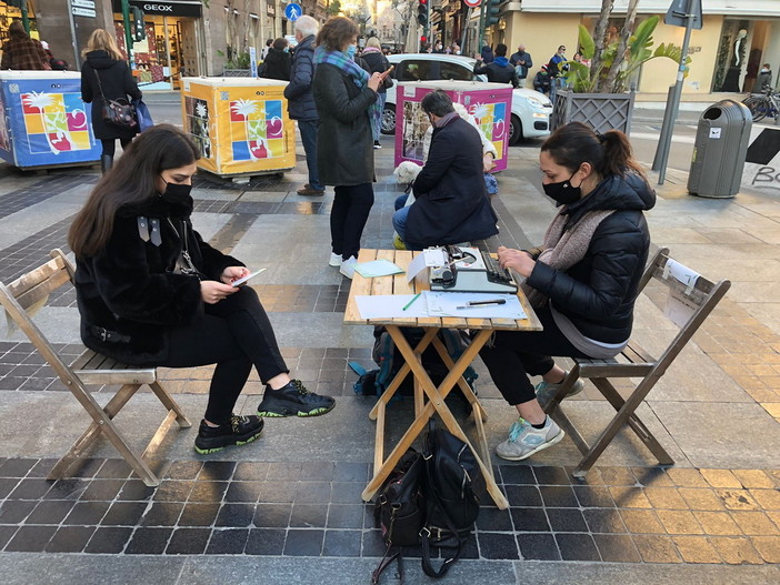 Poesia su Misura, una nuova 'incursione' del Vivaio del Verso nel centro di Sanremo (foto)
