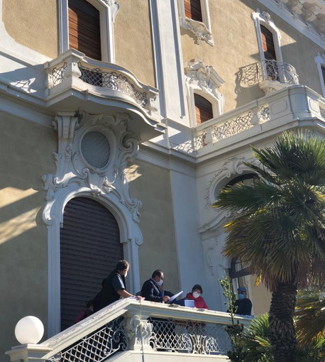 Bordighera: consegnati questa mattina i lavori di rifacimento del muro di Villa Regina Margherita (Foto)