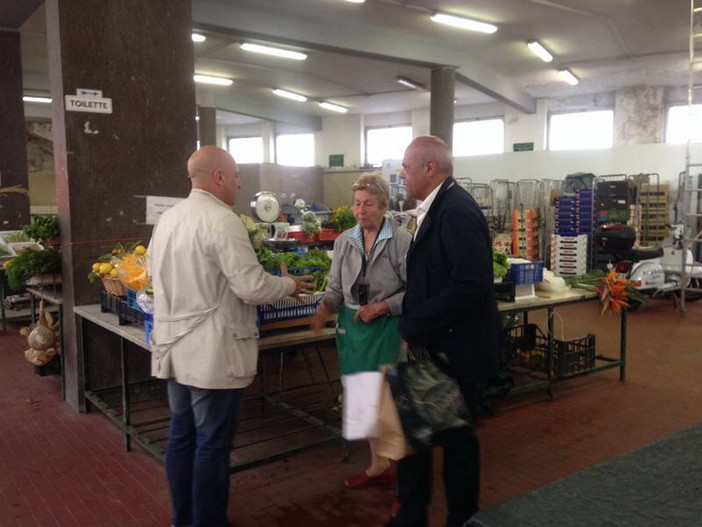 I candidati a Sindaco Berrino ed al Consiglio Fera hanno incontrato oggi gli operatori del Mercato Annonario