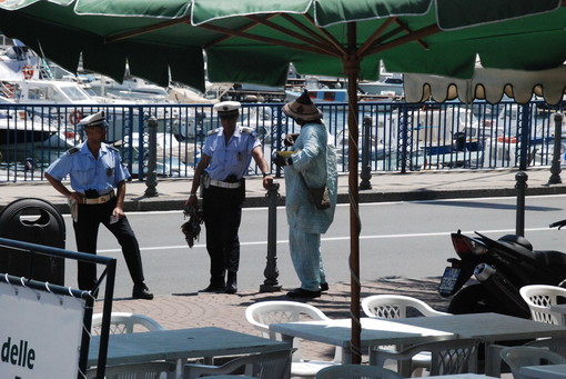 Sanremo: ieri durante il mercato di piazza Eroi nuova serie di sequestri di griffes falsa Sanremo: ieri durante il mercato di piazza Eroi nuova serie di sequestri di griffes falsa