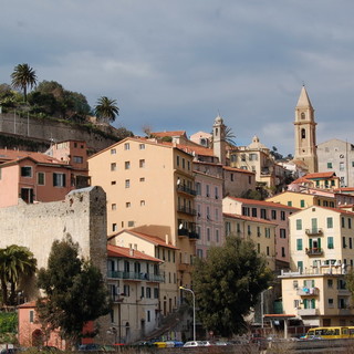Ventimiglia: 30enne perde le staffe nella città alta, richiesto l'intervento della polizia