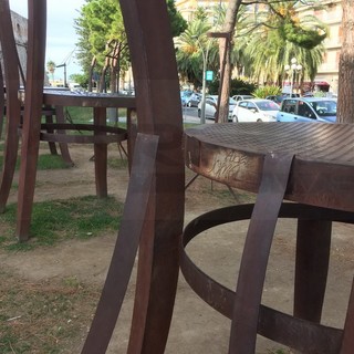 Sanremo: vandali in azione di fronte a Santa Tecla, rovinata una 'maxi sedia' dell'opera di Enrico Benetta (Foto)