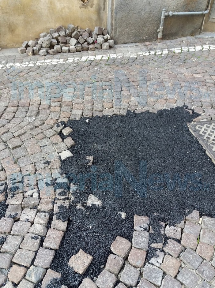 Imperia: lavori in via Caboto, una lettrice "Tolti i sampietrini e gettati a lato per una lingua di asfalto" (Foto) Imperia: lavori in via Caboto, una lettrice "Tolti i sampietrini e gettati a lato per una lingua di asfalto" (Foto)