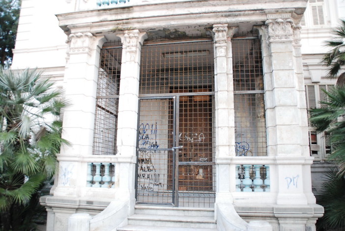 Sanremo: intervento del Comune, chiuso con i lucchetti l'androne di Villa Mercede