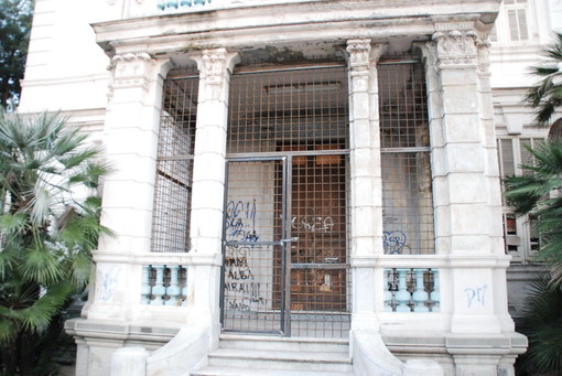 Sanremo: intervento del Comune, chiuso con i lucchetti l'androne di Villa Mercede
