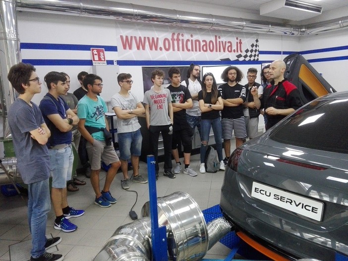 Gli studenti dell’Istituto Marconi in visita alla Ecu Service Officina Oliva di Badalucco (Foto)