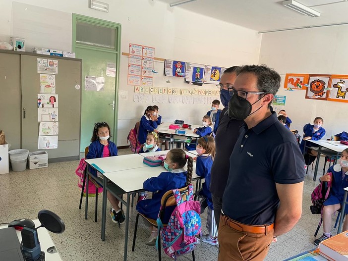 Il sindaco Ingenito e l'assessore Gnutti a scuola