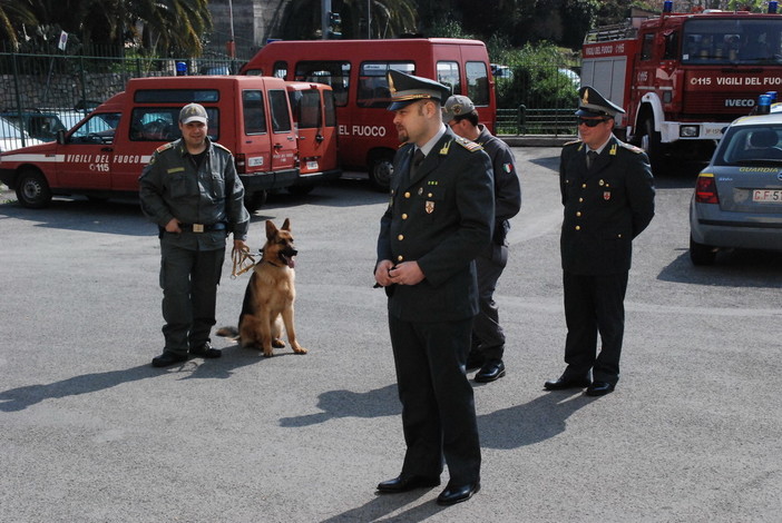 Il cane fiuta la marijuana: in macchina nascondevano quasi un chilo di “erba”, Finanza arresta due francesi alla barriera di Ventimiglia