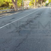 Sanremo, buche e avvallamenti in via Padre Semeria: “Auto e moto costrette a fare lo slalom” Sanremo, buche e avvallamenti in via Padre Semeria: “Auto e moto costrette a fare lo slalom”