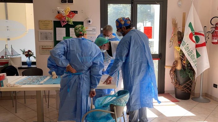 Sanremo: AstraZeneca invece di Pfizer ieri al Palafiori, molte le proteste tra i vaccinandi over 60 matuziani