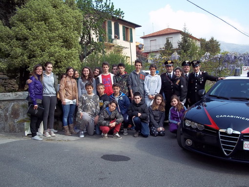 Gli alunni delle Scuole Medie di Dolceacqua hanno fatto visita alla Caserma dei Carabinieri, storico presidio di legalità nella città dei Doria