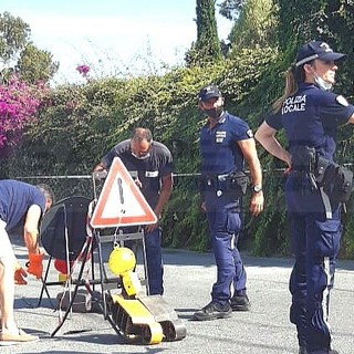 Sanremo: una voragine nell'asfalto in via D'Annunzio, intervento di Municipale e Rivieracqua (Foto) Sanremo: una voragine nell'asfalto in via D'Annunzio, intervento di Municipale e Rivieracqua (Foto)