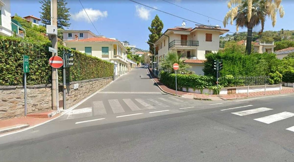 Ospedaletti, cedimento del muro in via de' Medici: stop ai mezzi pesanti oltre 3,5 tonnellate Ospedaletti, cedimento del muro in via de' Medici: stop ai mezzi pesanti oltre 3,5 tonnellate