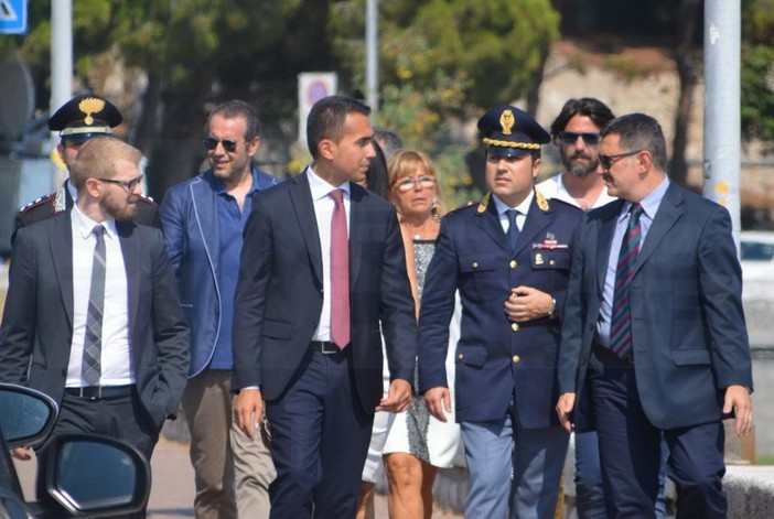 Ventimiglia: termina la visita dell'On. Di Maio "L’Europa o si sveglia o morirà. Qui, per oggi finisce l’Europa" (Foto e Video) Ventimiglia: termina la visita dell'On. Di Maio "L’Europa o si sveglia o morirà. Qui, per oggi finisce l’Europa" (Foto e Video)