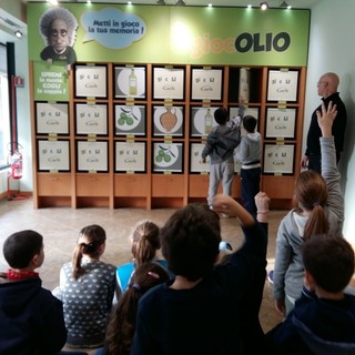 Imperia: viaggio della scuola di San Pietro a Sanremo alla scoperta dei prodotti del territorio al Museo dell'Olivo Imperia: viaggio della scuola di San Pietro a Sanremo alla scoperta dei prodotti del territorio al Museo dell'Olivo