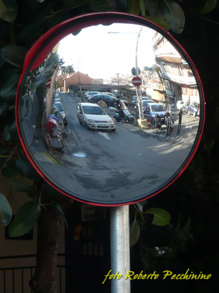 Sanremo: problemi ad uno specchio nella zona di via Dante-via Galilei, la segnalazione di un lettore