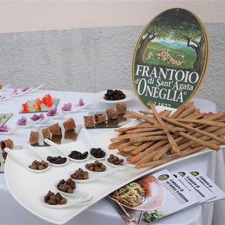 I sapori e i fiori della Liguria conquistano Varese: ancora un grande successo per il format “Mangiare i fiori”, una serata all’insegna della cultura e della buona cucina. I sapori e i fiori della Liguria conquistano Varese: ancora un grande successo per il format “Mangiare i fiori”, una serata all’insegna della cultura e della buona cucina.
