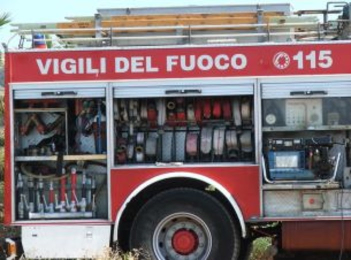 Sanremo: errata manovra, auto sulla spiaggia a Bussana