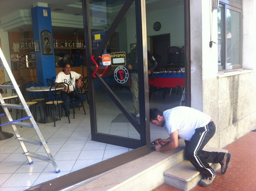 Bordighera: atto vandalico questa notte al 'Roxy Bar', un furgone sfonda la vetrina d'ingresso Bordighera: atto vandalico questa notte al 'Roxy Bar', un furgone sfonda la vetrina d'ingresso