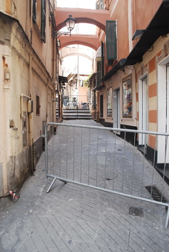 Sanremo: calcinacci cadono da un cornicione, chiusa al transito pedonale via Massabò Sanremo: calcinacci cadono da un cornicione, chiusa al transito pedonale via Massabò