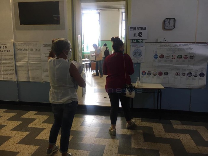 Elezioni: a Ventimiglia elettore chiede l'esenzione dalla misurazione della febbre, accontentato dal presidente di seggio Elezioni: a Ventimiglia elettore chiede l'esenzione dalla misurazione della febbre, accontentato dal presidente di seggio