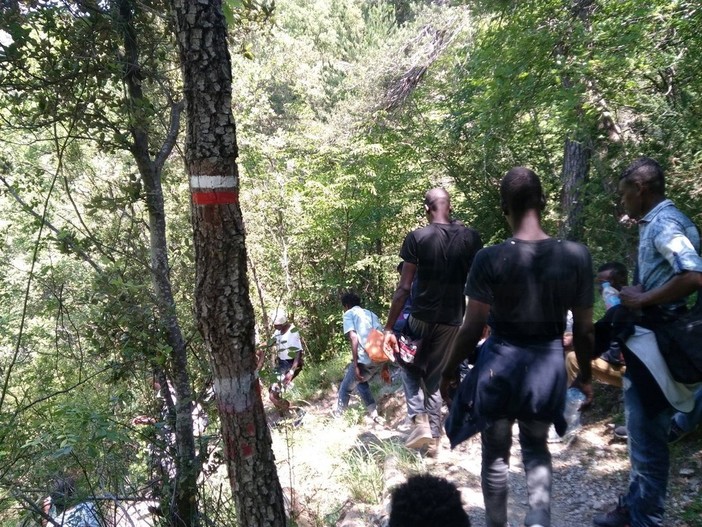 80 migranti in viaggio a piedi da Breil verso Nizza: oggi si presenteranno al Pada per la richiesta d'asilo (Foto) 80 migranti in viaggio a piedi da Breil verso Nizza: oggi si presenteranno al Pada per la richiesta d'asilo (Foto)