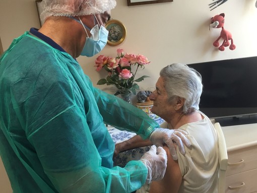 Covid in Liguria: prime dosi 'booster' del vaccino nelle RSA, da domani via alle prenotazioni per over 80 Covid in Liguria: prime dosi 'booster' del vaccino nelle RSA, da domani via alle prenotazioni per over 80