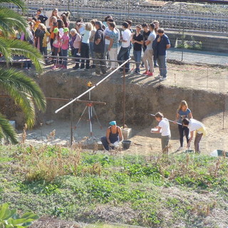 Giovani studenti in visita allo scavo archeologico del Sepolcreto Tardo Antico delle mura settentrionali di Albintimilium