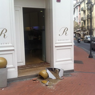 Allarme vandali a Ventimiglia: ennesimo episodio barbaro in centro, distrutto il grosso vaso decorativo di “Rosachi”
