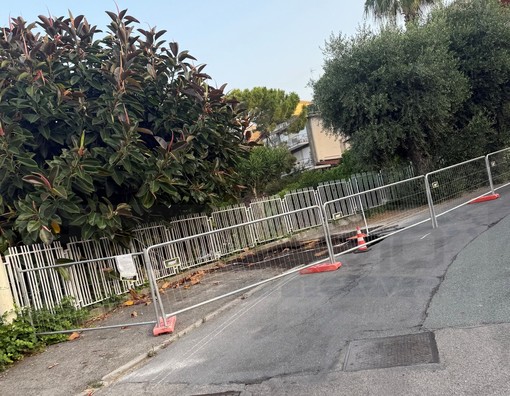 Sanremo: voragine da oltre un mese nell'asfalto di strada Solaro, un lettore "Quando verrà sistemata?"