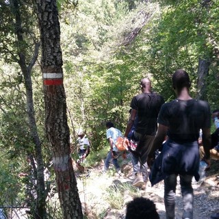 80 migranti in viaggio a piedi da Breil verso Nizza: oggi si presenteranno al Pada per la richiesta d'asilo (Foto) 80 migranti in viaggio a piedi da Breil verso Nizza: oggi si presenteranno al Pada per la richiesta d'asilo (Foto)