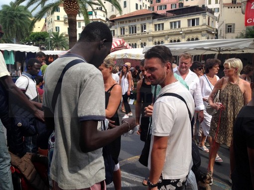 Con il Festival 'spariti' da Sanremo i venditori abusivi? E' quanto sostiene oggi la Nuova Destra Sanremese Con il Festival 'spariti' da Sanremo i venditori abusivi? E' quanto sostiene oggi la Nuova Destra Sanremese