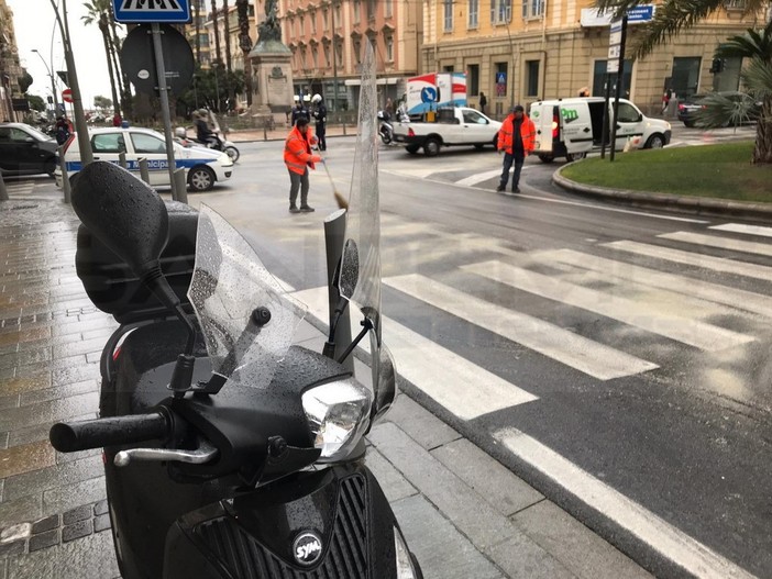 Sanremo: perdita di olio idraulico da un bus della Riviera Trasporti la causa dei problemi di stamattina in via Roma Sanremo: perdita di olio idraulico da un bus della Riviera Trasporti la causa dei problemi di stamattina in via Roma