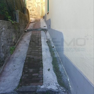 Sanremo: segnalazione di degrado in vicolo Frantoi e pronto intervento di Amaie Energia, ripulito (Foto)