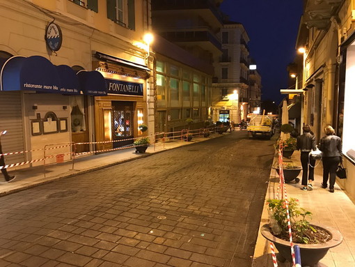 Sanremo: terminati oggi i lavori in via Carli, ecco il nuovo asfalto 'serigrafato', domani lo 'schiarimento' (Foto)