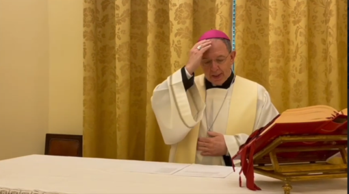 Nuovo appuntamento online con la 'Lectio Divina' predicata dal vescovo Antonio Suetta, dalla cappella dell’episcopio di Sanremo Nuovo appuntamento online con la 'Lectio Divina' predicata dal vescovo Antonio Suetta, dalla cappella dell’episcopio di Sanremo