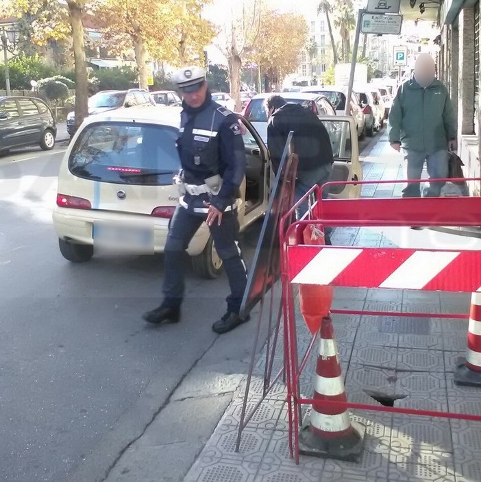 Sanremo: piccola voragine sotto il marciapiede di corso Orazio Raimondo, intervento della Municipale (Foto) Sanremo: piccola voragine sotto il marciapiede di corso Orazio Raimondo, intervento della Municipale (Foto)