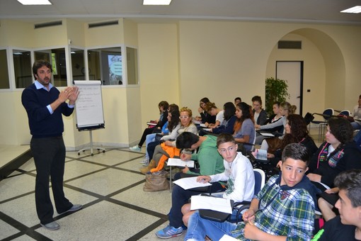 Sanremo: visita della scuola media statale di San Bartolomeo all'Istituto di Diritto Umanitario